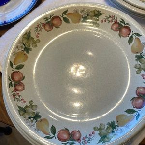 Vintage Wedgewood QUINCE set of 4 10.5 inch dinners plates. Retired 1970s.